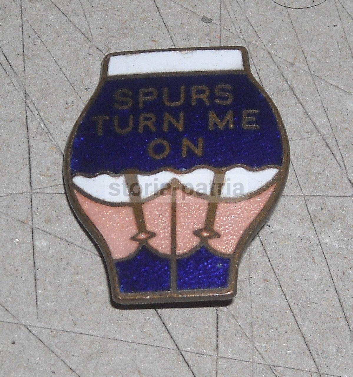 Graziosa Spilla Da Collezione, Smalti Colorati, Lingerie, Sport, Basket, Inusuale immagine 1